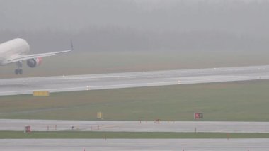 Stockholm, İsveç siste Arlanda havaalanına bir uçak indi..