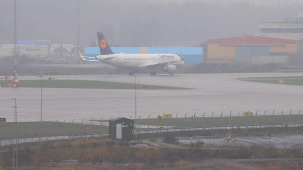 Stockholm Sweden Plane Lands Arlanda Airport Fog — Stock Video