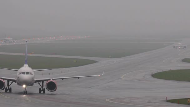 Стокгольм Швеция Самолет Приземляется Аэропорту Арланды Тумане — стоковое видео