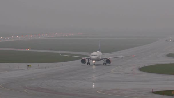 Stockholm Swedia Sebuah Pesawat Mendarat Bandara Arlanda Dalam Kabut — Stok Video