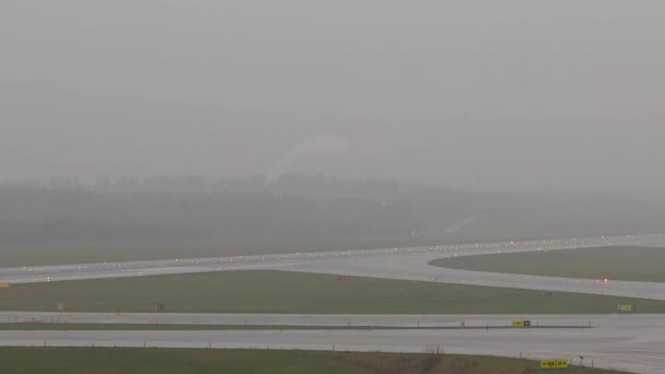 Στοκχόλμη Σουηδία Ένα Αεροπλάνο Προσγειώνεται Στο Αεροδρόμιο Arlanda Στην Ομίχλη — Αρχείο Βίντεο