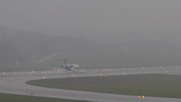 Stockholm Zweden Een Vliegtuig Landt Mist Luchthaven Van Arlanda — Stockvideo