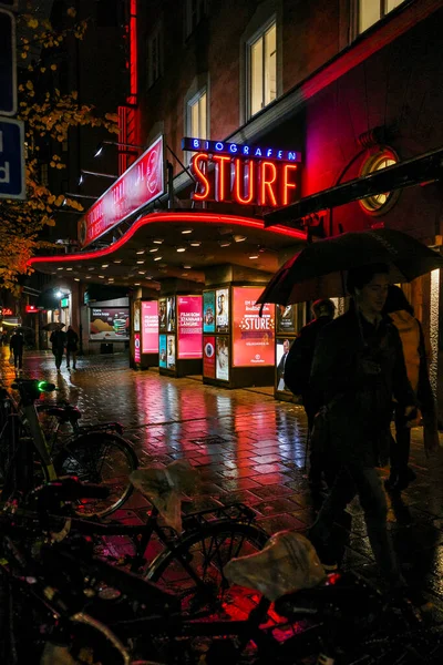 Estocolmo Suecia Los Peatones Caminan Por Cine Sture Bajo Lluvia —  Fotos de Stock