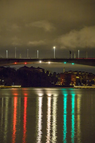 Estocolmo Suecia Una Vista Carretera Puente Essingeleden Luces Náuticas Que —  Fotos de Stock