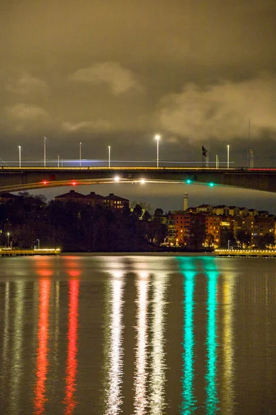 ストックホルム スウェーデン水に反射するEssingeleden高速道路や橋や海上輸送灯の眺め — ストック写真