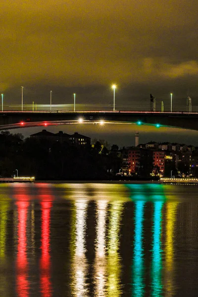 瑞典斯德哥尔摩 埃辛吉伦高速公路 桥和航海航灯映照在水面上的景观 — 图库照片
