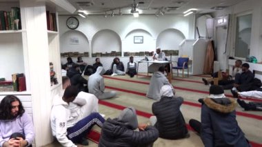 Stockholm, İsveç Rinkeby banliyösünde Müslüman bir toplum lideri yerel gençlere bir vaaz veriyor..  