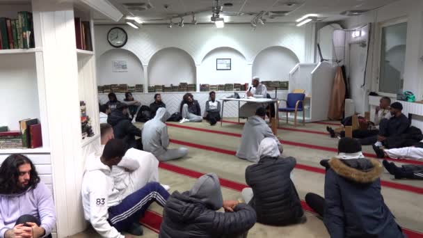 Stockholm Švédsko Vedoucí Muslimské Komunity Předměstí Rinkeby Pořádá Muslimském Komunitním — Stock video
