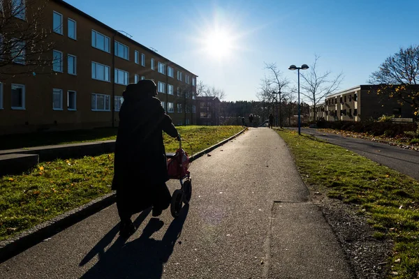 Estocolmo Suécia Uma Mulher Muçulmana Caminha Sozinha Com Caminhante Subúrbio — Fotografia de Stock