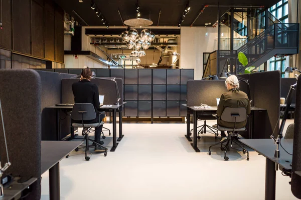 ストックホルム スウェーデン現代的な共同作業空間で働く人々 — ストック写真