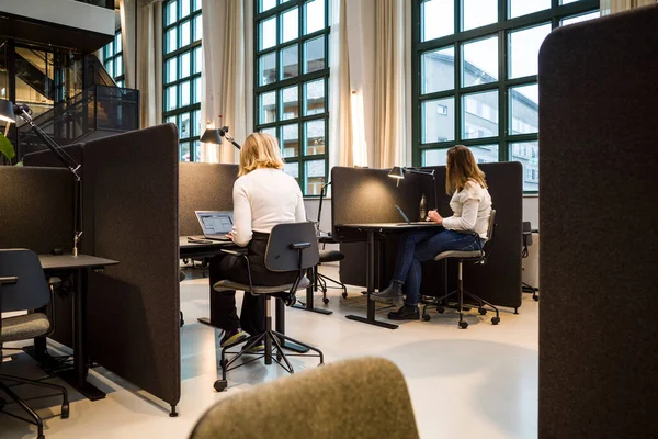 ストックホルム スウェーデン現代的な共同作業空間で働く人々 — ストック写真