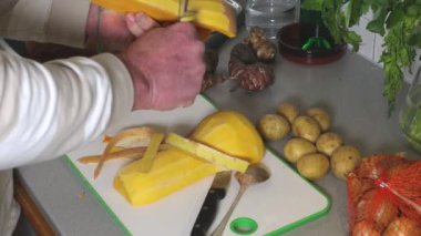 Bir aşçı tereyağlı kabağı fırında pişirmeye hazırlar.