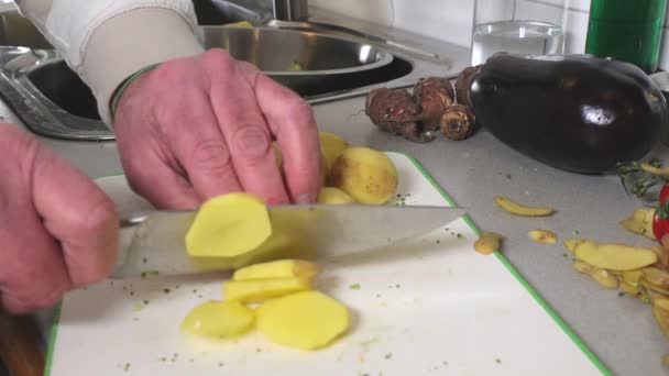 Bucătar Felie Cartofi Placă Tăiere — Videoclip de stoc