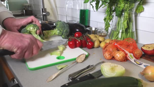 Cocinero Rebanadas Prepara Brócoli — Vídeos de Stock