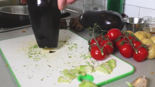 Bir Aşçı Mutfakta Patlıcan Doğruyor — Stok video