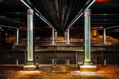 Stockholm, İsveç Geceleri Sundbyberg civarındaki bir kanalda köprünün altı.