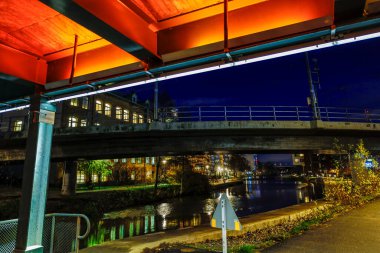 Stockholm, İsveç Bir köprünün altında bir kanal ve metro köprüsü.