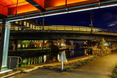 Stockholm, İsveç Bir köprünün altında bir kanal ve metro köprüsü.