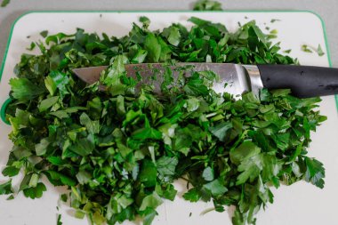 Maydanoz bir bıçak ile kesme tahtası.