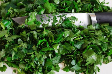 Maydanoz bir bıçak ile kesme tahtası.