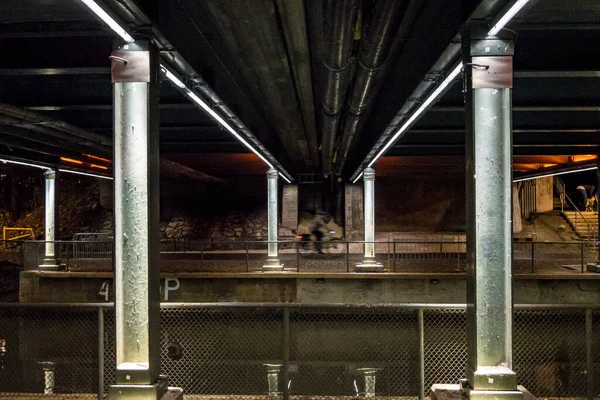 Stockholm Schweden Ein Radfahrer Auf Der Unterseite Einer Brücke Der — Stockfoto