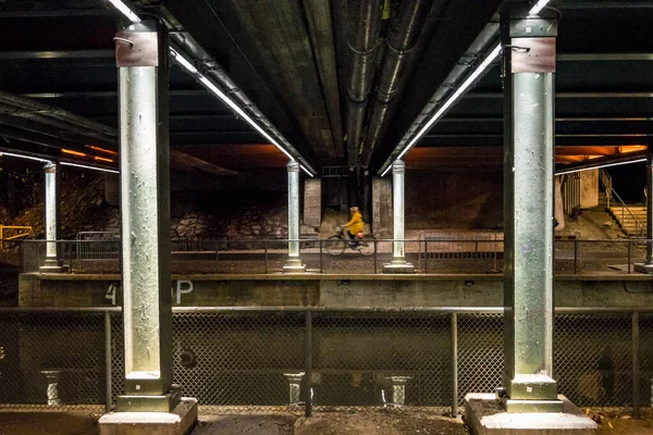 Estocolmo Suecia Ciclista Parte Inferior Puente Por Noche Largo Canal — Foto de Stock