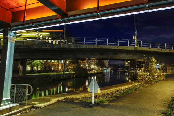 Stockholm, İsveç Bir köprünün altında bir kanal ve metro köprüsü.