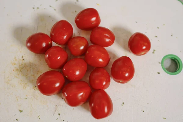 Tomates Cerises Sur Une Planche Découper — Photo