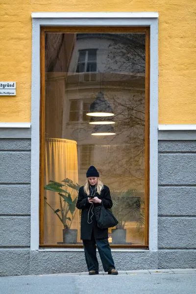 Estocolmo Suécia Uma Mulher Smaritgrand Sodermalm — Fotografia de Stock