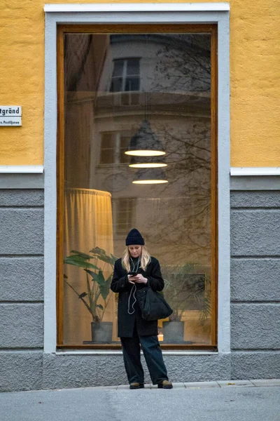 Stockholm Sverige Kvinde Stående Smaritgrand Sodermalm - Stock-foto