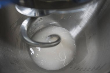 Su ve maya pişirmek için bir kasede dönüyor..