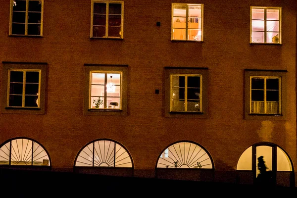 Стокгольм Швеция Люди Идущие Ночью Улице Названием Tre Liljor Три — стоковое фото