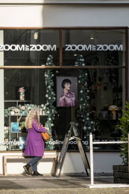 Aalborg, Danimarka. Alışveriş merkezindeki insanlar..