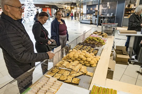 デンマークのホルリングパン屋さんの隣に立つモールの人 — ストック写真