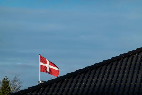 Bronderslev Dinamarca Uma Bandeira Dinamarquesa Sobre Telhado Uma Área Residencial — Fotografia de Stock