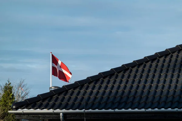 Bronderslev Dania Duńska Flaga Nad Dachem Dzielnicy Mieszkalnej — Zdjęcie stockowe