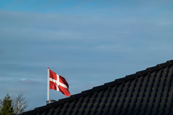 Bronderslev Dinamarca Uma Bandeira Dinamarquesa Sobre Telhado Uma Área Residencial — Fotografia de Stock