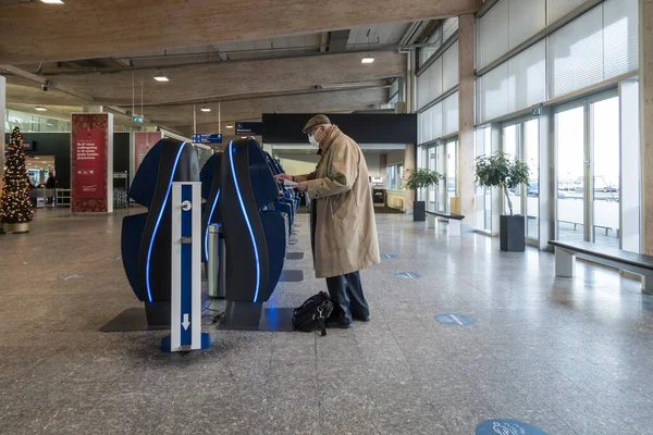 Aalborg Denemarken Een Oudere Man Onderhandelt Een Automatische Incheckautomaat Luchthaven — Stockfoto