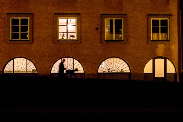 Stockholm Švédsko Lidé Chodící Noci Ulici Názvem Tre Liljor Nebo — Stock fotografie