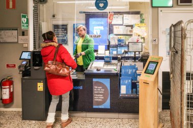 Stockholm, İsveç İsveç. İsveç postanesinde müşteri ve kasiyer..