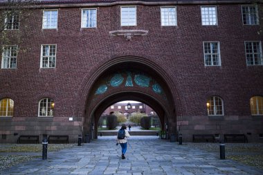 Stockholm, İsveç Kraliyet Teknoloji Enstitüsü 'nün kampüsünde yürüyen bir kişi.