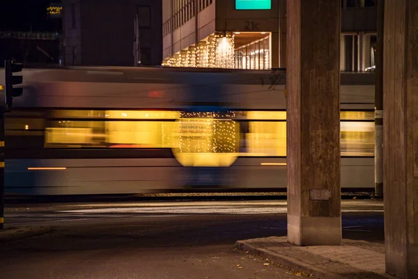 ストックホルム スウェーデンリジェホルメンとマリエヴィーク地区のぼやけた路面電車 — ストック写真