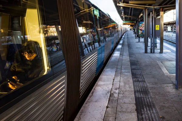 Stoccolma Svezia Passeggeri Nella Stazione Della Metropolitana Thorildsplan Alla Luce — Foto Stock
