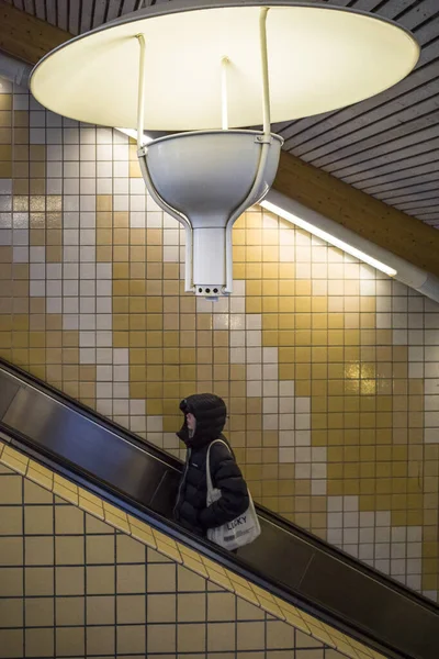 Stockholm Švédsko Osoba Jezdí Eskalátoru Retro Lampě Stanici Metra Alvik — Stock fotografie