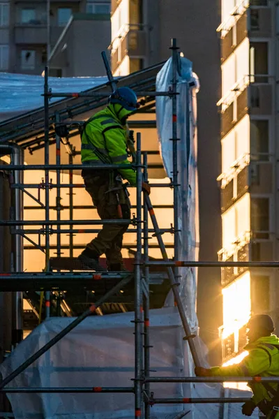 Стокгольм Швеція Будівельники Будують Риштування Будівельному Майданчику — стокове фото