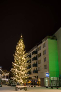 Stockholm, İsveç Liljeholmstorget 'te bir Noel ağacı.