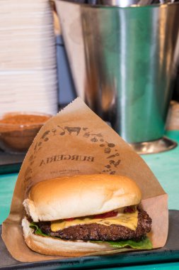 Stockholm, İsveç Kağıt kapaklı klasik bir cheeseburger..