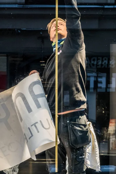 スウェーデンのストックホルム店の窓の手すり屋は 棒で測定します — ストック写真