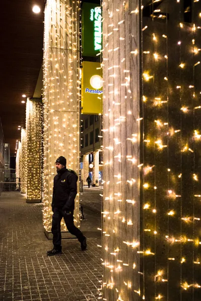Stockholm Svédország Egy Személy Sétál Karácsonyi Fények Között Marievik Liljeholmen — Stock Fotó