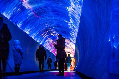 Stockholm, İsveç. Brunkeberg tünelinde yürüyen insanlar var..